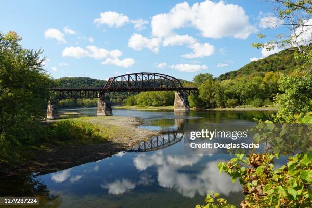 old railroad truss bridge over the river - fluss allegheny stock-fotos und bilder