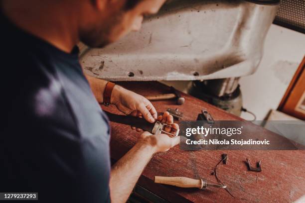 propietario del taller de cuero - leather belt fotografías e imágenes de stock