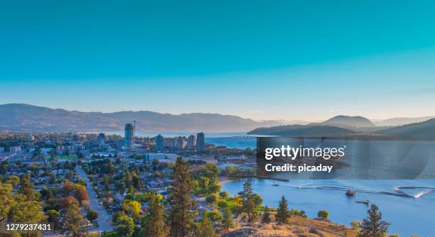 kelowna evening skyline - vc stockfoto's en -beelden