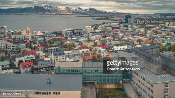 aerial view of reykjavik from the area of the iceland cathedral hallgrímskirkja - cultura islandesa fotografías e imágenes de stock