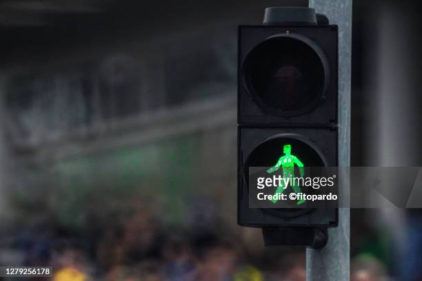 sidewalk crossing light - pedestrian crossing sign stock-fotos und bilder