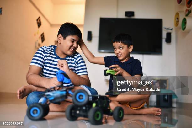 brothers fighting while playing with remote controlled cars - remote controlled car stockfoto's en -beelden