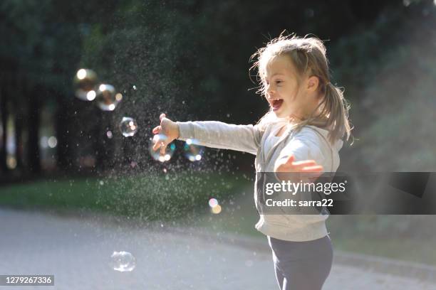 divertirse con las burbujas de jabón - down's syndrome fotografías e imágenes de stock