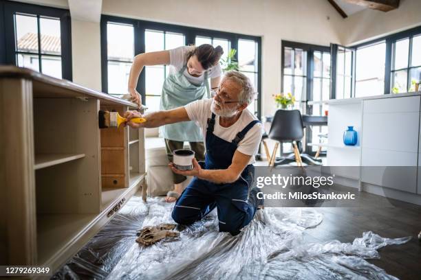 paintig un vecchio mobili a casa - restauro foto e immagini stock