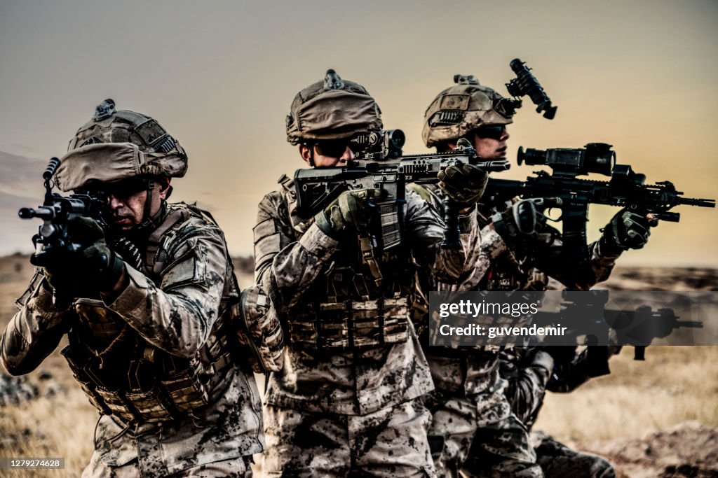 Soldati dell'esercito che combattono la scena in guerra con sfondo al tramonto