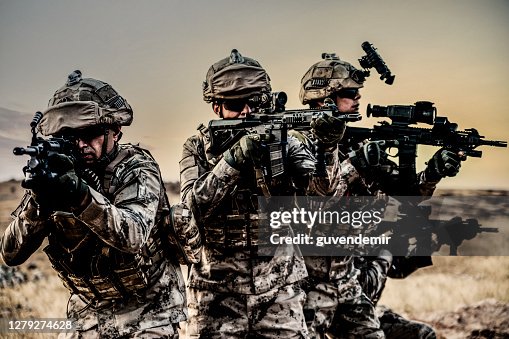 Soldati dell'esercito che combattono la scena in guerra con sfondo al tramonto Soldati dell'esercito che combattono la scena in guerra con sfondo al tramonto