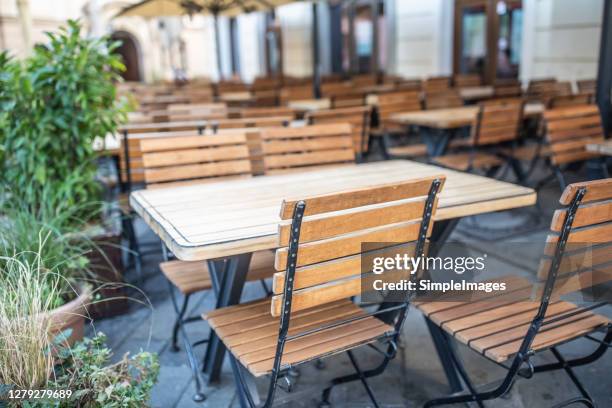 empty restaurant terrace during quarantine against coronavirus - covid-19 - terraced field stockfoto's en -beelden