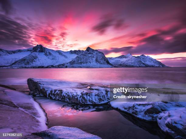 vista invernale steinfjord al tramonto a senja, norvegia. - isola di senja foto e immagini stock