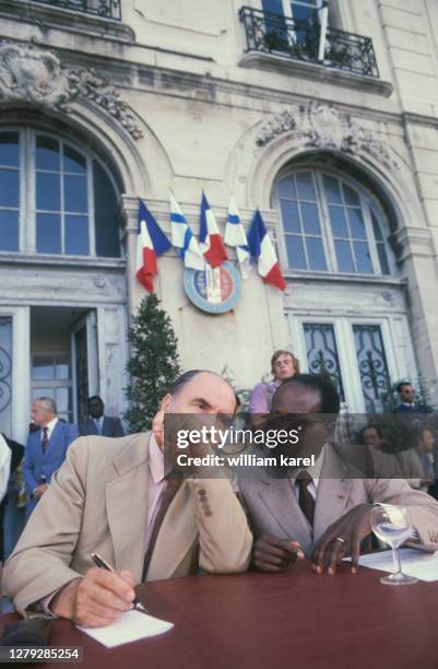 Le premier secrétaire du Parti socialiste François Mitterrand et le président du Sénégal Leopold Senghor lors des "dialogues méditerranéens" à Saint...