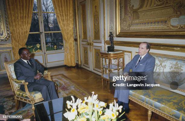 Le président français François Mitterrand reçoit Leopold Sedar Senghor à l'Elysée. Paris, 8 mars 1984.