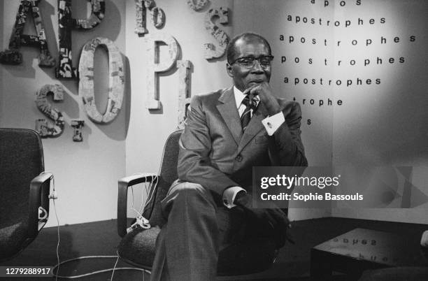 Leopold Sedar Senghor sur le plateau de l'émission de télévision française "Apostrophes" présentée par Bernard Pivot.