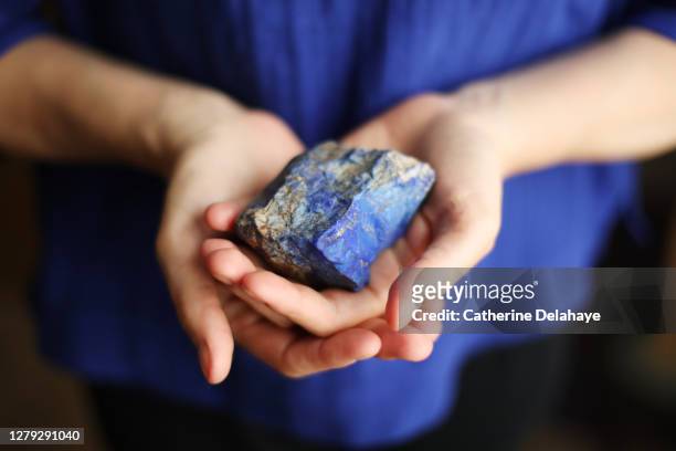 close-up of a lapis lazuli in the hands of a woman - lapis fotografías e imágenes de stock