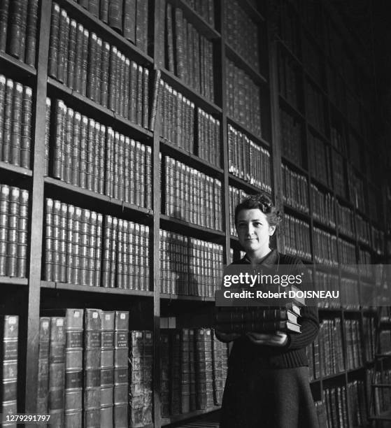 Rayonnage de livres à la Bibliothe?que Nationale de France en 1942, Paris, France.