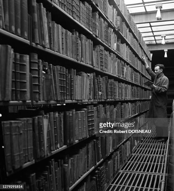 Rayonnage de livres à la Bibliothe?que Nationale de France en 1942, Paris, France.