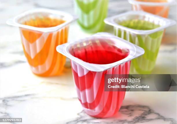 flavored jellies dessert,gelatin - gelatin mold fotografías e imágenes de stock