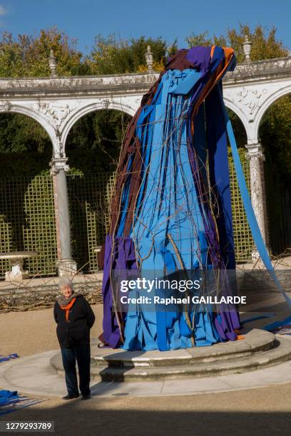 Artiste Sheila Hick posant devant son oeuvre "Proserpine en Chrysalide " au Bosquet de la Colonnade le 13 octobre 2017, chateau de Versailles, France.