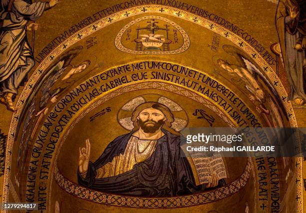 Grand Christ Pantocrator, qui nous bénit de sa main droite et dans la gauche tient le Livre, d'un côté en grec, de l'autre en latin, "Je suis la...