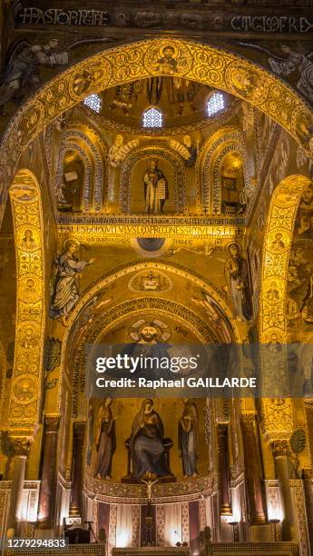 Grand Christ Pantocrator, qui nous bénit de sa main droite et dans la gauche tient le Livre, d'un côté en grec, de l'autre en latin, "Je suis la...