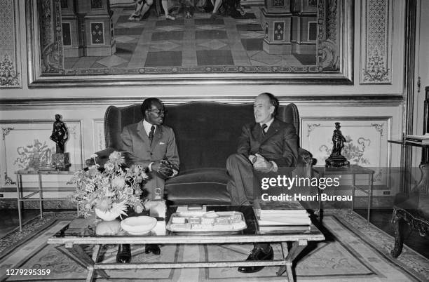 Le président sénégalais Leopold Senghor en visite à Paris, a été reçu par le président Valery Giscard d'Estaing dans les salons de l'Elysée, 12...