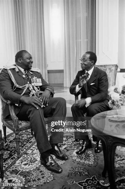 Le président sénégalais Leopold Senghor rencontre le président ougandais Idi Amin Dada lors du sommet de l'OUA : Organisation de l'Unité Africaine,...