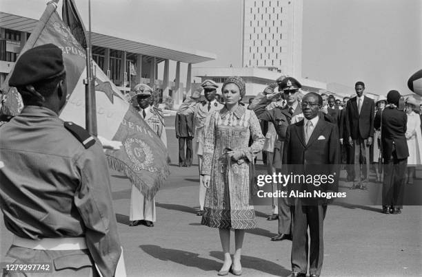 Premier voyage officiel de l'impératrice Farah Pahlavi en Afrique. Elle est accueillie à l'éroport par le président du Sénégal : Leopold Senghor,...