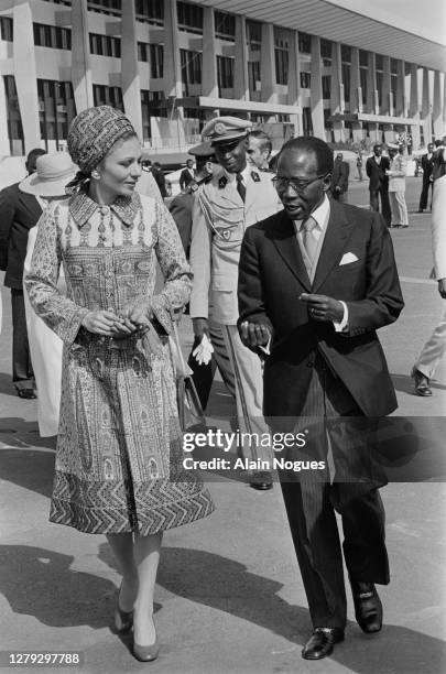 Premier voyage officiel de l'impératrice Farah Pahlavi en Afrique. Elle est accueillie à l'éroport par le président du Sénégal : Leopold Senghor,...