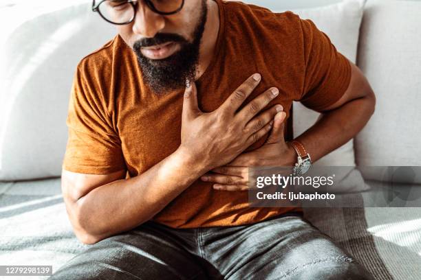 j’ai un peu de mal à respirer. - poitrine photos et images de collection