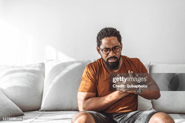 man with chest pains - condição imagens e fotografias de stock