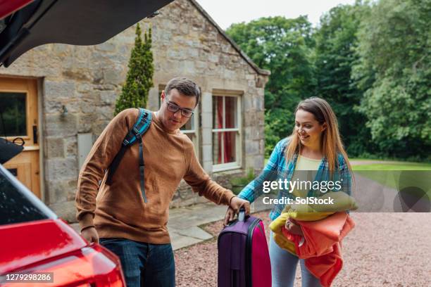 ayúdame con esto por favor - casita de campo fotografías e imágenes de stock