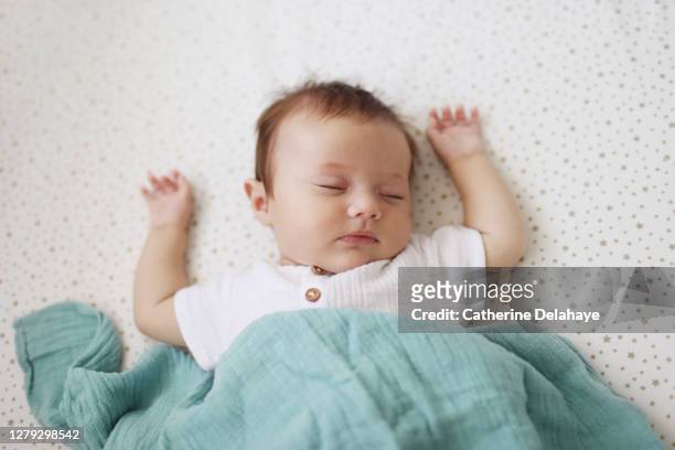 a 4 month old baby girl sleeping - babydeken stockfoto's en -beelden