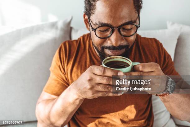 profiter de la paix d’un samedi matin - coffee drink photos et images de collection