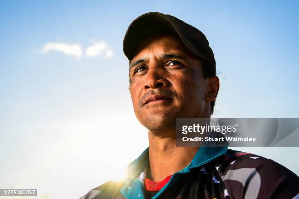 athletic middle-aged maori man - head coach foto e immagini stock