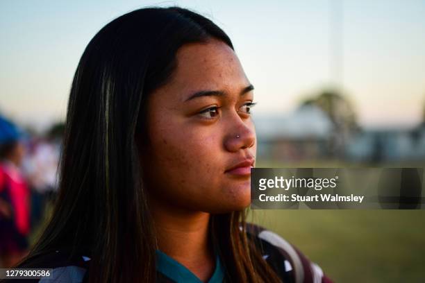teenage maori girl at sporting contest - head coach foto e immagini stock