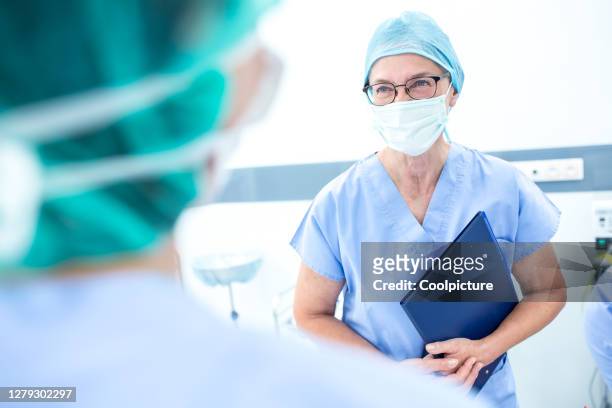 operation room - surgeons - czech republic covid stock pictures, royalty-free photos & images