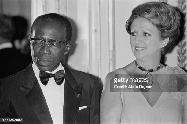 Le président du Sénégal : Leopold Senghor et sa femme Colette Hubert Senghor, participent à un diner de gala à l'Elysée. Ce diner réunit les...