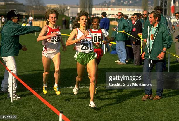 Albertina Dias of Portugal leads Elena Romanova of Russia during the World Cross Country Championships at Aix les Bains in France. \ Mandatory...