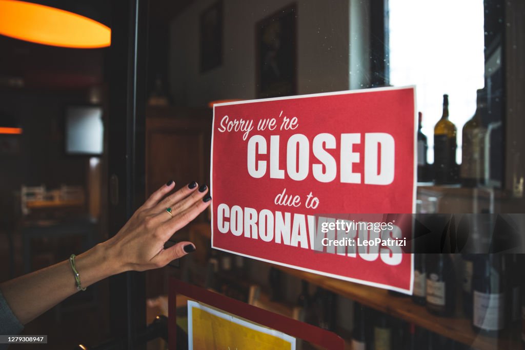 Closing sign applied to a door of a restaurant