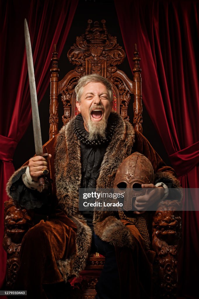 Historischer Wikingerkönig auf dem Thron im Studio-Shooting