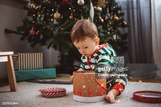 die freude am weihnachtsmorgen - baby christmas stock-fotos und bilder