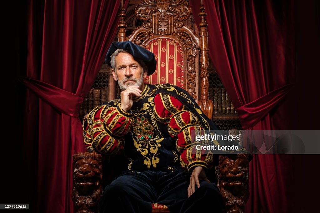 Historischer König auf dem Thron im Studio-Shooting