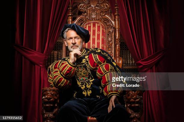 historischer könig auf dem thron im studio-shooting - king royal person stock-fotos und bilder