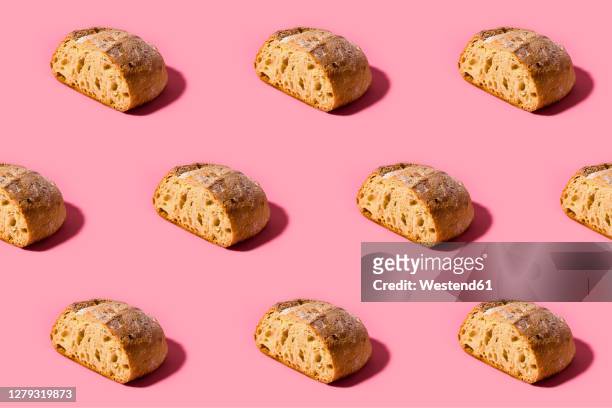 illustrazioni stock, clip art, cartoni animati e icone di tendenza di pattern of fresh loaves of bread against pink background - loaf of bread