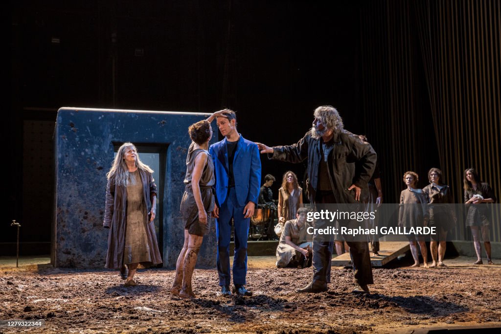 La Comédie-Française interprète la pièce de théâtre "Electre / Oreste" d'Euripide