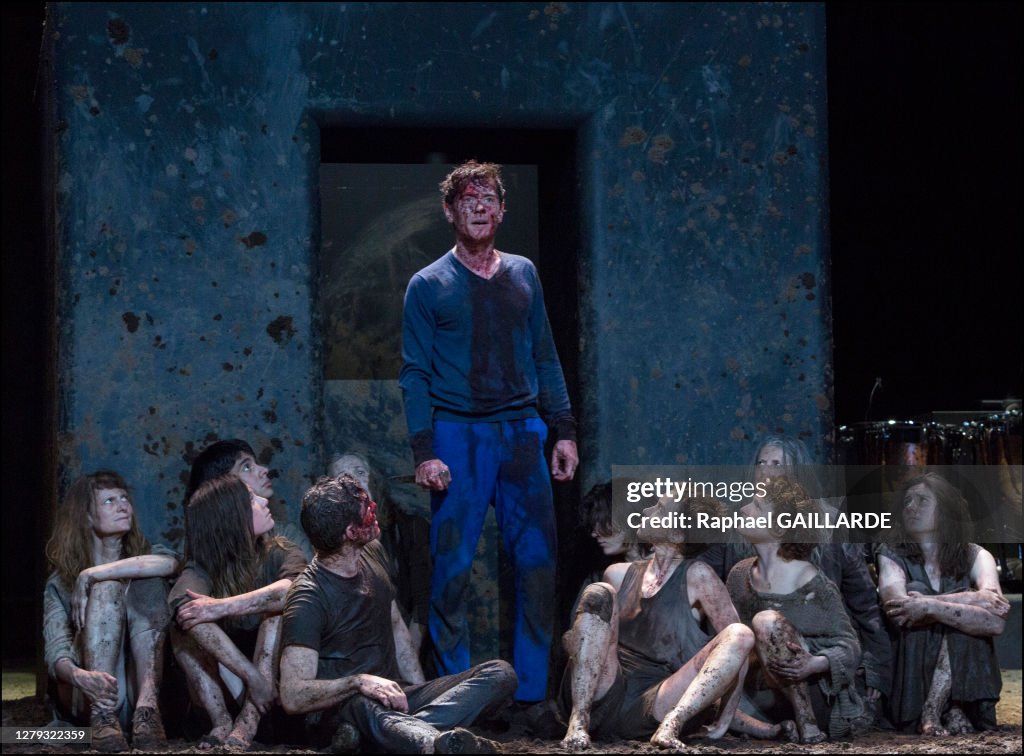La Comédie-Française interprète la pièce de théâtre "Electre / Oreste" d'Euripide