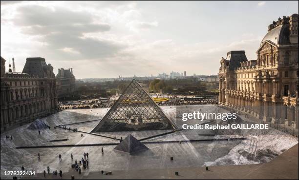 Installallation d'un immense collage en trompe-l'oeil nommée "le secret de la grande pyramide" réalisé à partir d'un collage photographique créé par...