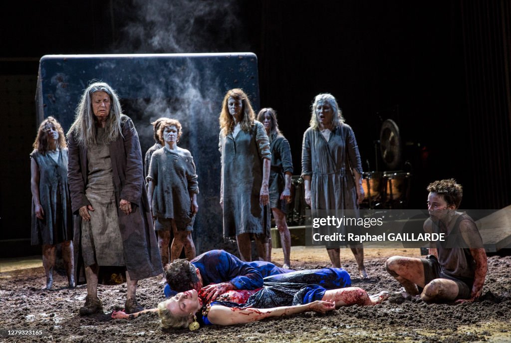 La Comédie-Française interprète la pièce de théâtre "Electre / Oreste" d'Euripide