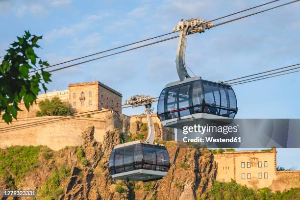 germany, north rhine-westphalia, koblenz, overhead cable cars against ehrenbreitstein fortress - koblenz stock pictures, royalty-free photos & images