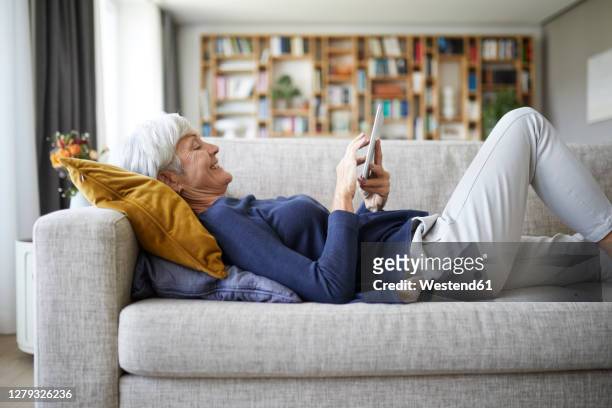 Cursus Plagen vastleggen 861 Old Woman Lying On Sofa Photos and Premium High Res Pictures - Getty  Images