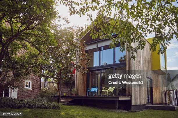 exterior of modern tiny house - green wood photos et images de collection