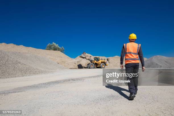vista trasera del trabajador minero a cielo abierto - mina subterránea fotografías e imágenes de stock